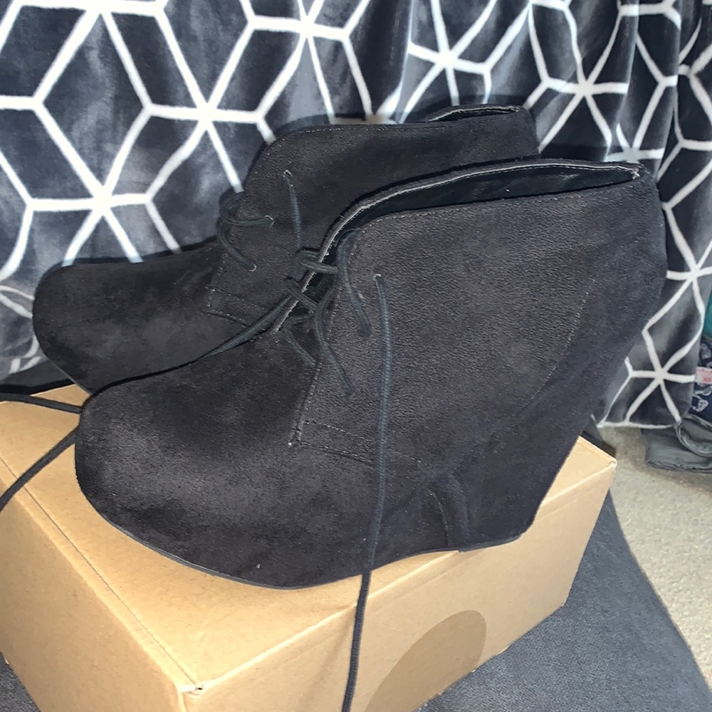 black felt wedges with lace up front 🖤